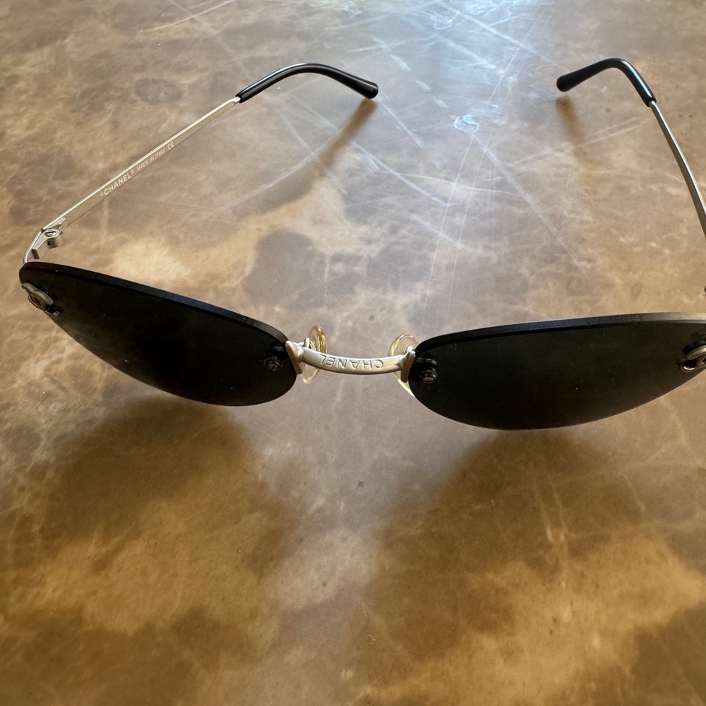 CHANEL vintage black cat eye sunglasses - Picture 4 of 5